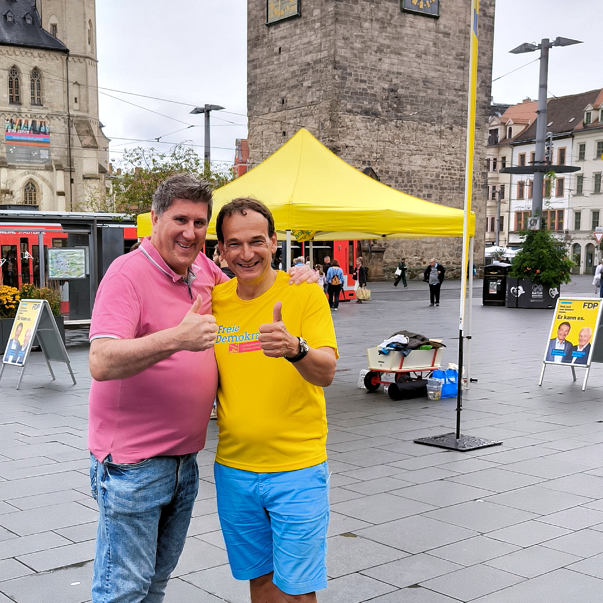 Christian Flühr zusammen mit Andreas Silbersack beim Wahlkampf der FDP Halle.